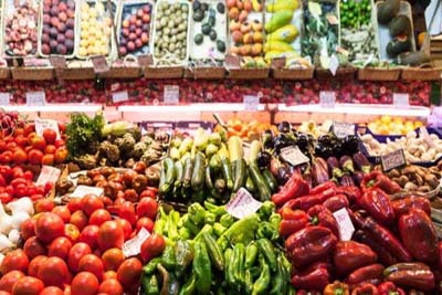 Puesto de verduras y frutas en el mercado del barrio