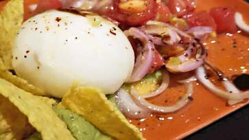 Tapa La burrata. Formatge italià amb base de guacamole, daus de tomàquet i saonat amb la nostra millor vinagreta